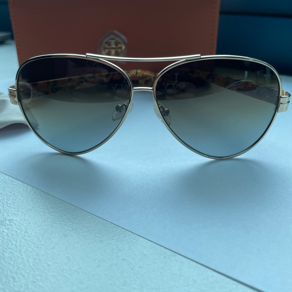 Tory Burch Aviator Sunglasses Includes Case Like NEW condition
